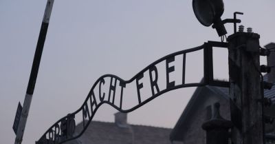 Muzeum Auschwitz zaprezentuje wystawę „Prussian Blue” Yishaia Jusidmana