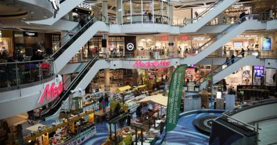 Mniej klientów w centrach i galeriach handlowych podczas letnich wyprzedaży