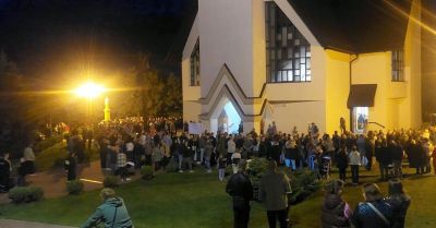 Biskup opuścił parafię w asyście policjantów