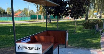 W Parku na Zasolu stanęła ławka do karmienia i przewijania